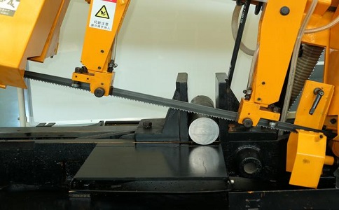 西湖数控带锯床自动送料精度会出现偏差吗？